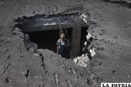 Un hombre revisa el techo de un hospital dañado durante unos ataques en Donetsk /AP Foto