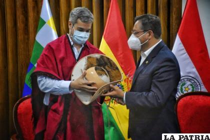 El Presidente Abdo del Paraguay recibe un presente del mandatario Luis Arce /TWITTER LUIS ARCE
