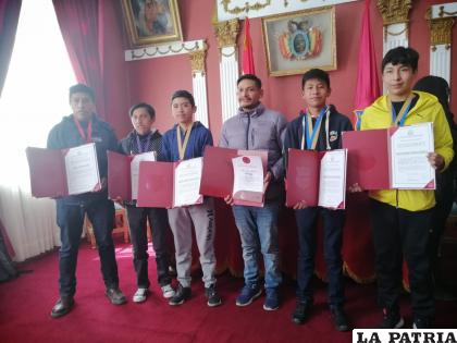 Estudiantes ganadores del mundial de robótica en México /LA PATRIA
