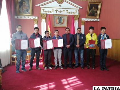 Las autoridades ediles junto a la delegación orureña /LA PATRIA