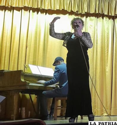 Nedda Mackay hizo vibrar al público con sus poesías /LA PATRIA