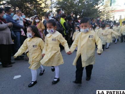Los niños desfilaron orgullosos en el homenaje a su colegio 
/LA PATRIA
