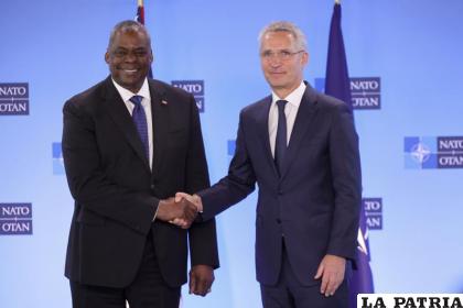 El secretario de Defensa de Estados Unidos, Lloyd J. Austin III, la la izquierda, estrecha la mano del secretario general de la OTAN, Jens Stoltenberg /AP Foto /Olivier Matthys