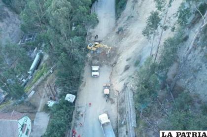 Bomberos y el grupo de emergencias de la alcaldía de La Paz trabajan en el lugar / RR.SS.
