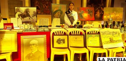Las reliquias del Liceo de Señoritas “Pantaleón Dalence” custodiada por una estudiante /LA PATRIA