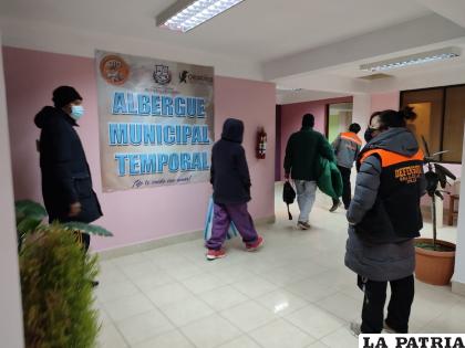 Personas acuden al Albergue Temporal de Invierno /DIO
