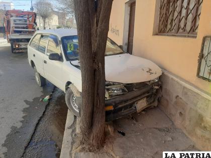 El motorizado impactó contra un vehículo y luego contra la casa 
/LA PATRIA
