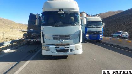 El conductor de este motorizado chocó contra el vehículo estacionado  /Cortesía
