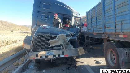 El camión cisterna sin carga, registró daños en su estructura 
/Cortesía
