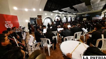La orquesta orureña llenó el Salón Luis Ramiro Beltrán /LA PATRIA
