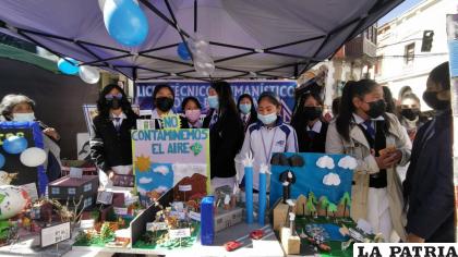 Estudiantes explicando los riesgos de la contaminación por encendido de fogatas /LA PATRIA