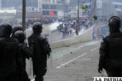Manifestantes chocan con la policía durante una protesta contra el gobierno del presidente Guillermo Lasso en Quito /AP Foto /Dolores Ochoa