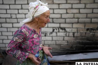 Hanna Sylivon, de 76 años, llora fuera de su casa, destruida por los ataques rusos en Cherníhiv, Ucrania 
/AP Foto /Natacha Pisarenko
