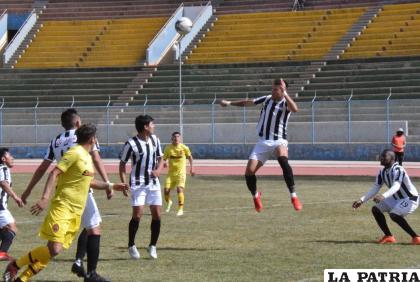 Un partido de ida y vuelta en el que Oruro Royal vendió cara su 
derrota /LA PATRIA
