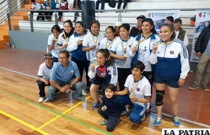 Las integrantes del equipo de Oruro con la medalla de oro 
/CNPB
