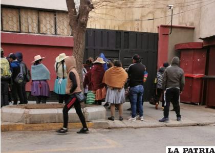 Familiares esperando durante la audiencia /LA PATRIA
