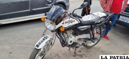 a motocicleta impactó contra la puerta abierta del vehículo
 /CORTESÍA
