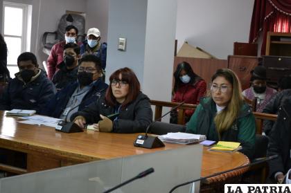 Vaneza Zola Condori durante su informe (izquierda de verde) /Brigada Parlamentaria