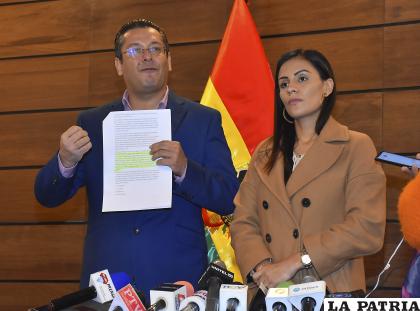  El diputado Egüez en conferencia de prensa / APG.