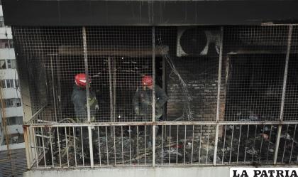 Los bomberos trabajan en un edificio de apartamentos incendiado en Buenos Aires /AP Foto /Víctor R. Caivano