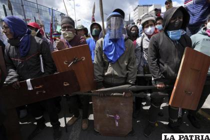 Manifestantes indígenas marchan contra las políticas económicas del presidente Guillermo Lasso /AP Foto /Dolores Ochoa