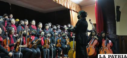 Marcela Torrez y la Orquesta de Cámara en el escenario del Solsticio de Invierno /LA PATRIA 
