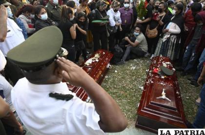 La despedida a los uniformados abatidos el martes en Santa Cruz /APG