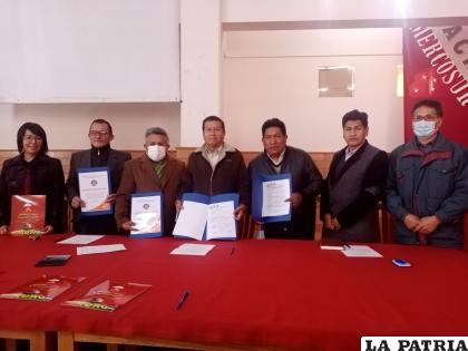 Autoridades de la FAU y Amdeor luego de la firma del convenio /uto
