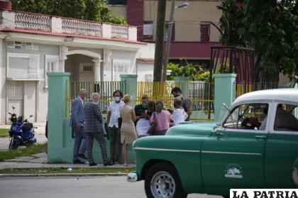 Diplomáticos de varios países esperan fuera del edificio del tribunal donde se llevó a cabo el juicio a los artistas /AP Foto/Ramón Espinosa/Archivo