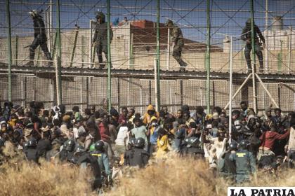 Policías antimotines acordonan la zona después que migrantes arriban a suelo español y saltan las cercas /AP Foto/Javier Bernardo