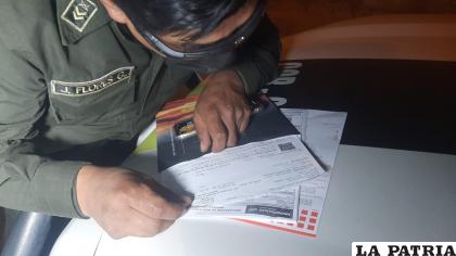 Verifican los documentos del presunto implicado /LA PATRIA
