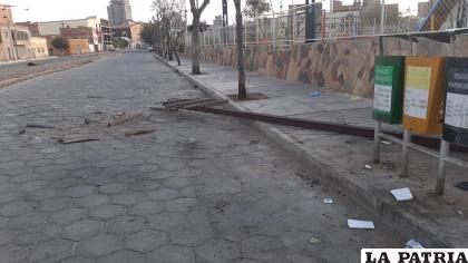 El poste fue tumbado a un lado de la plaza /LA PATRIA
