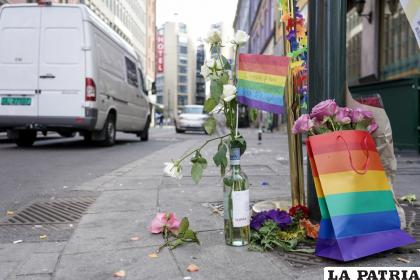 Flores acompañadas por los colores del orgullo gay yacen en el sitio donde un hombre armado se puso a disparar /Hakon Mosvold Larsen/NTB Scanpix vía AP