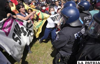 Una mujer habla con la policía durante una protesta /AP Foto /Matthias Schrader
