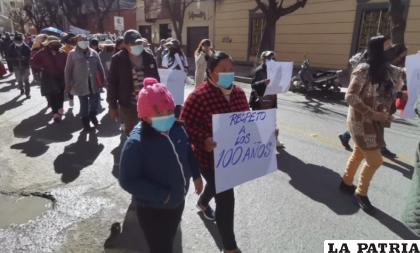 Padres se movilizaron ayer pidiendo respeto al centenario de la unidad educativa /Imar Antezana