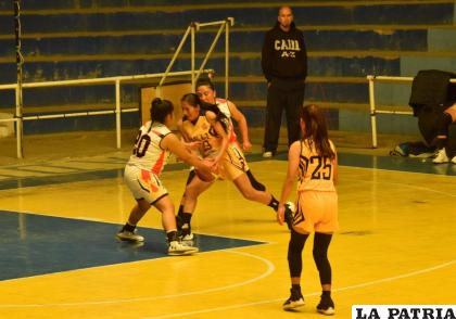 Buen partido en la final damas del baloncesto orureño /LA PATRIA