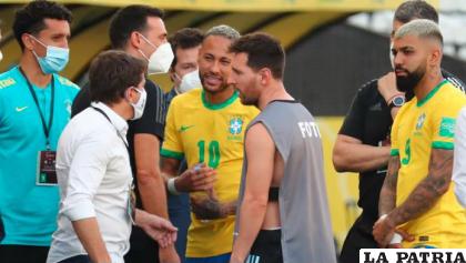 Neymar y Messi dialogan tras la suspensión del partido /infobae.com
