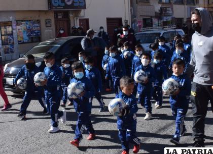 Los niños invadieron de alegría y fútbol las calles con el desfile inaugural /LA PATRIA
