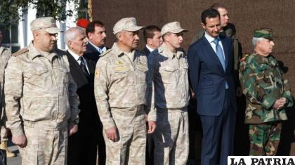Surovikin (izquierda) con el ministro de Defensa Sergey Shoigu, Bashar al Assad y el ministro de Defensa sirio Ali Ayyoub en 2017 /mil.ru/Wikipedia
