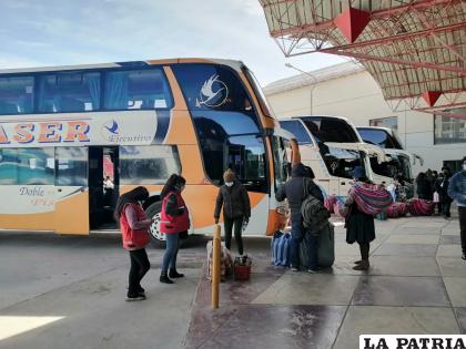 Pasajeros ya no abordan los buses a las afueras de la Nueva Terminal /LA PATRIA