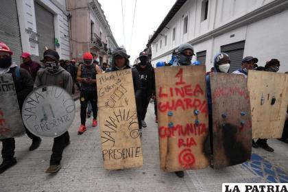 Manifestantes indígenas con escudos de metal y pedazos de madera marchan hacia la Basílica del Voto Nacional donde esperan un diálogo con el gobierno /Foto AP/Dolores Ochoa
