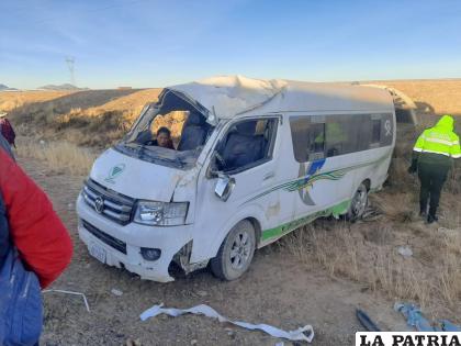 El minibús terminó de esta manera a un costado de la ruta /LA PATRIA
