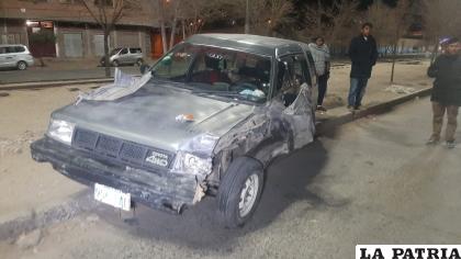 El taxi sufrió daños materiales en su estructura /LA PATRIA
