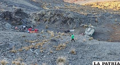 El vehículo se embarrancó al menos 70 metros 
/Erbol
