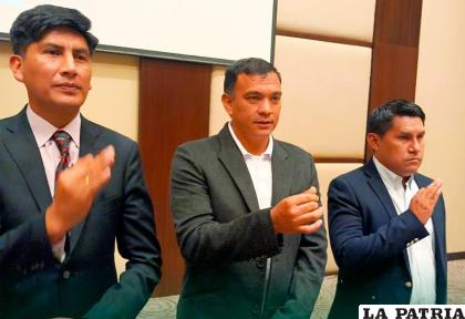 Alejandro Mancilla (centro) asumió la presidente de la Comisión de Árbitros /FBF