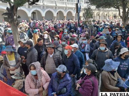 Comerciantes de ropa usada se movilizaron en Oruro /LA PATRIA