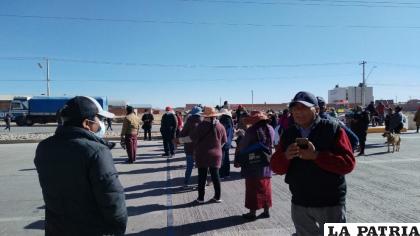 Vecinos bloquearon la zona de la Estación de Autobuses Oruro /GENTILEZA