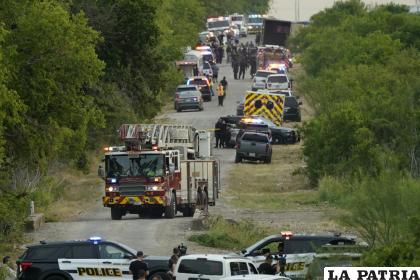 La policía bloquea el lugar donde se halló a un semirremolque con decenas de migrantes muertos /AP Foto /Eric Gay