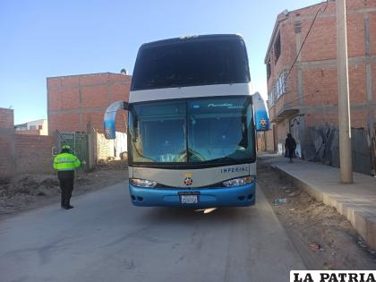 El ómnibus no calculó y arrancó los cables de luz del sector de la zona Norte / Cortesía