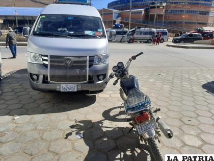 El minibús impactó contra el motociclista /LA PATRIA
